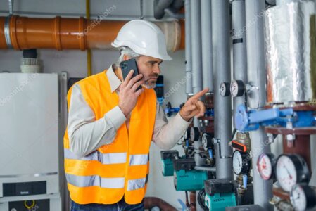 Técnico de caldeiras ao telefone a apoiar um cliente