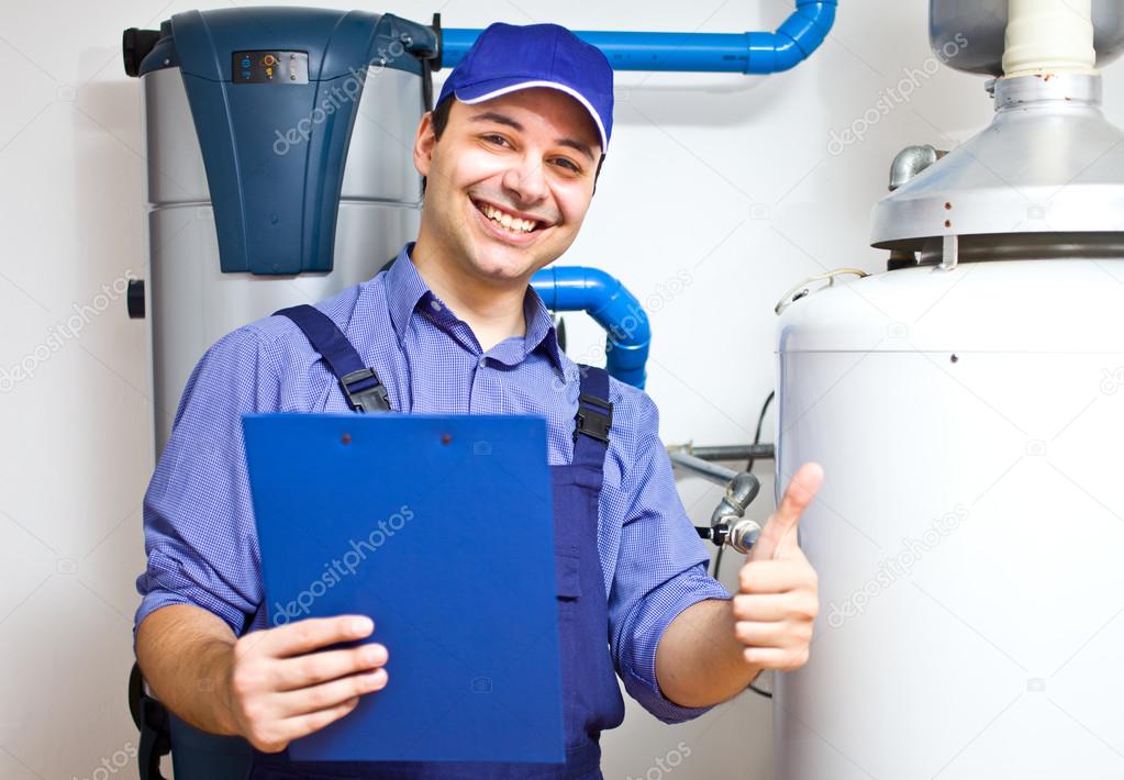 Técnico experiente a trabalhar numa caldeira