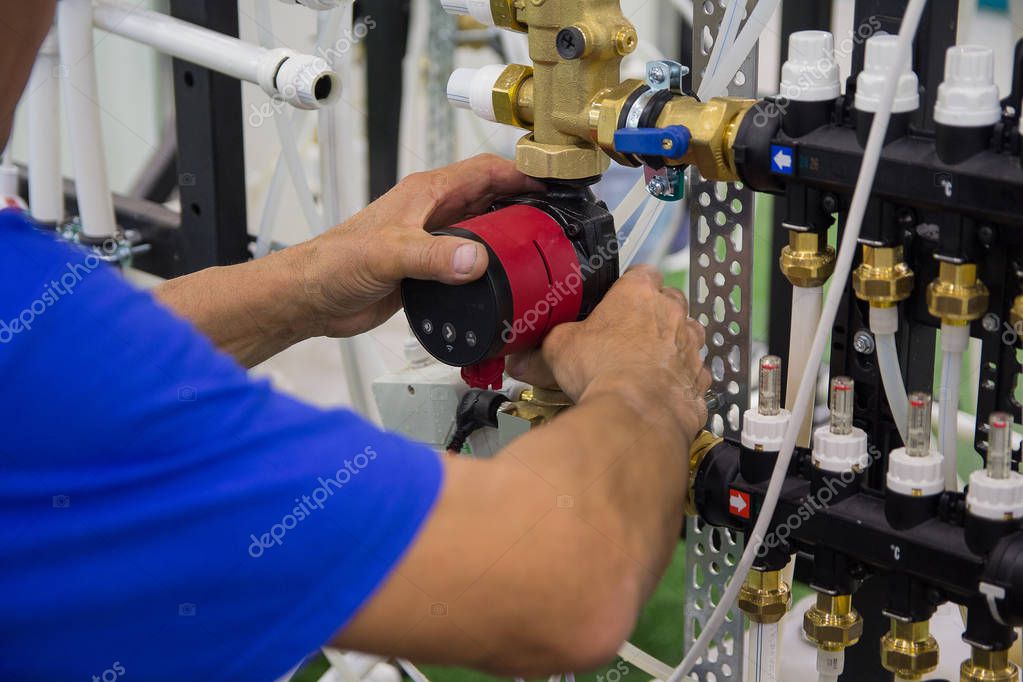 Técnico a instalar bomba de calor ligada à canalização