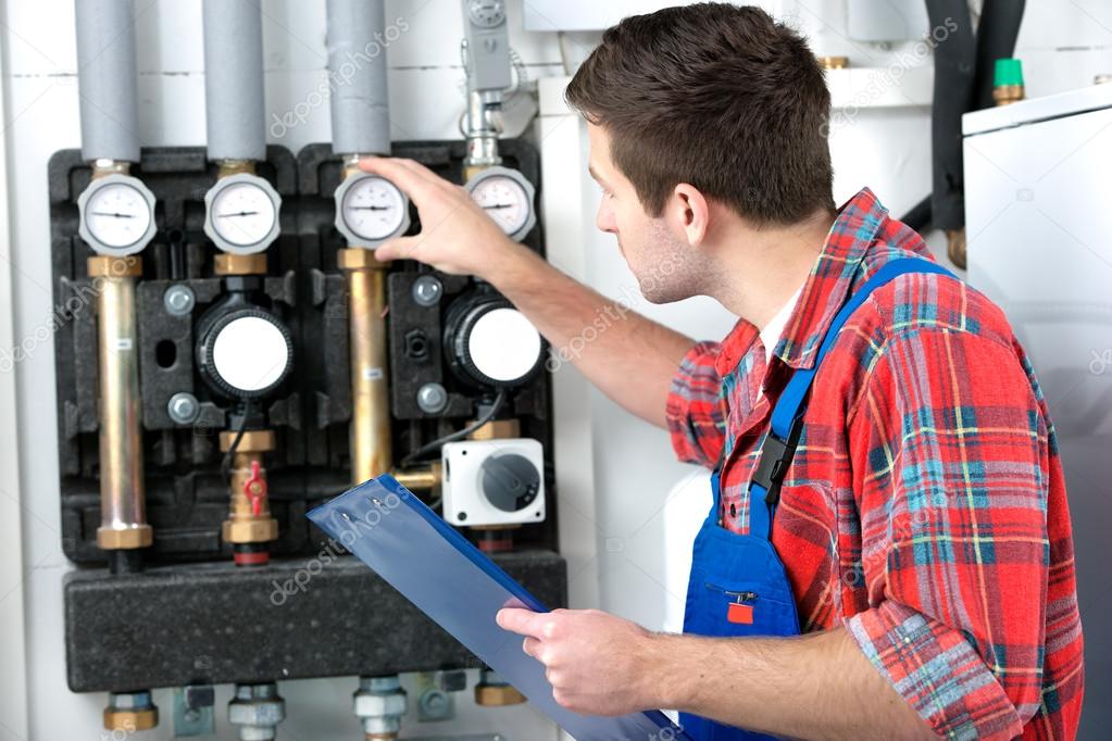 Técnico a fazer manutenção a uma caldeira
