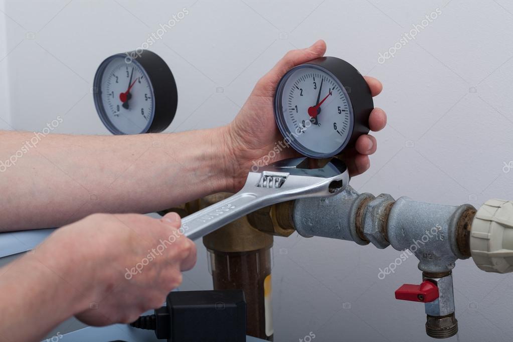 Técnico a reparar caldeira com ferramentas