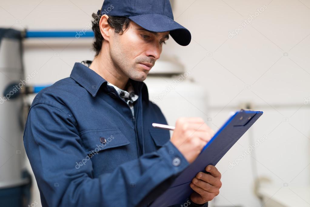 Técnico a realizar manutenção a equipamento de água quente